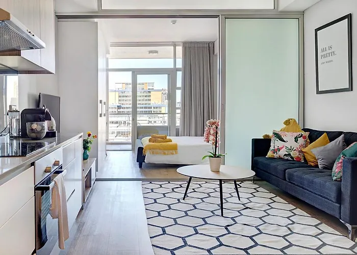 Margot - Luxury Apartment, City, Ocean & Mountain Views!